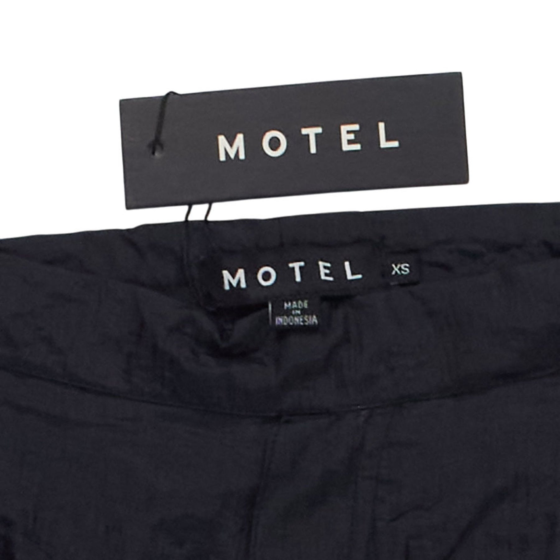 Motel Black Tenchi Short Parachute